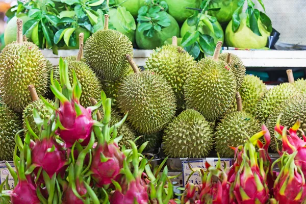 Durian und Pitahaya — Stockfoto