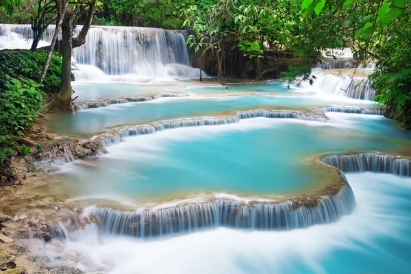 Turquoise water of Kuang Si waterfall — Stock Photo, Image