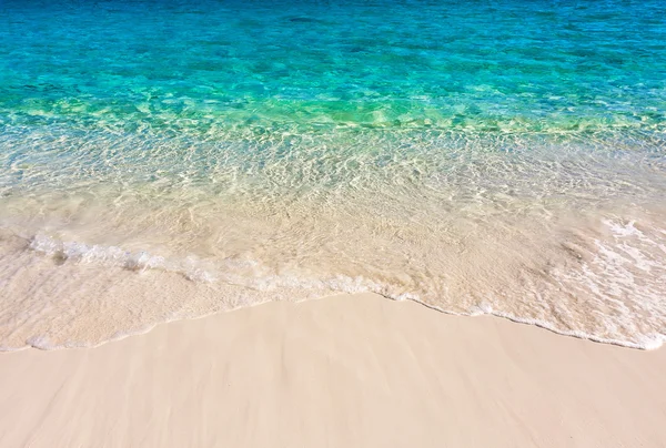 Onda do mar na praia de areia — Fotografia de Stock