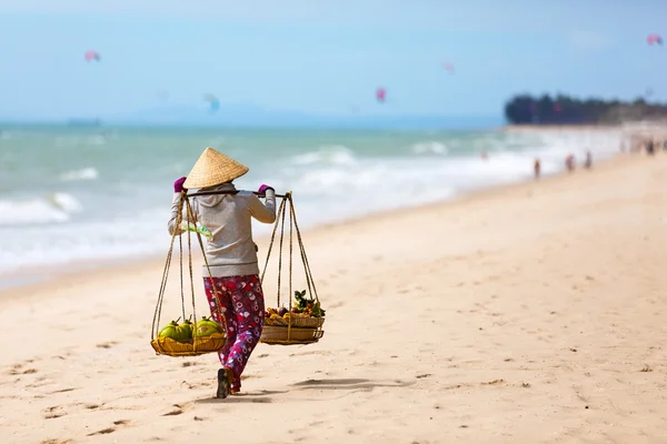 Mujer vietnamita vendiendo frutas en la playa de Mui Ne. Vietnam —  Fotos de Stock