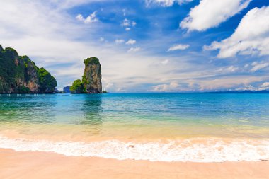 kayalar ve Krabi denizde güzel manzara