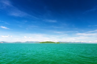 Güzel deniz ve mavi gökyüzü