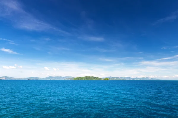 Beautiful sea and a blue sky — Stock Photo, Image