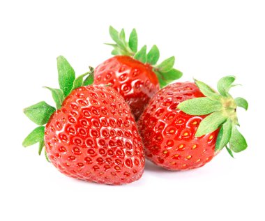 Beyaz arka planda yaprakları olan çilekler..