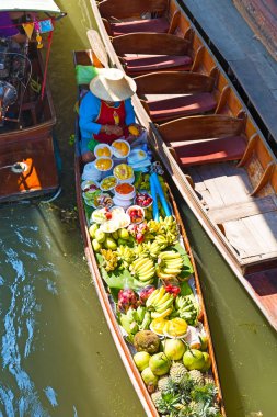 Damnoen Saduak Bangkok yakınındaki pazarda yüzen