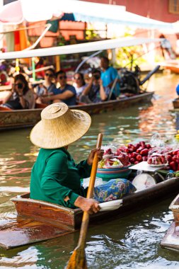damnoen saduak bangkok yakınındaki geleneksel yüzen Pazar.