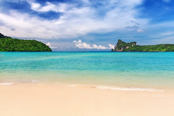 Isla tropical con resorts - Isla Phi-Phi, Provincia de Krabi, T —  Fotos de Stock