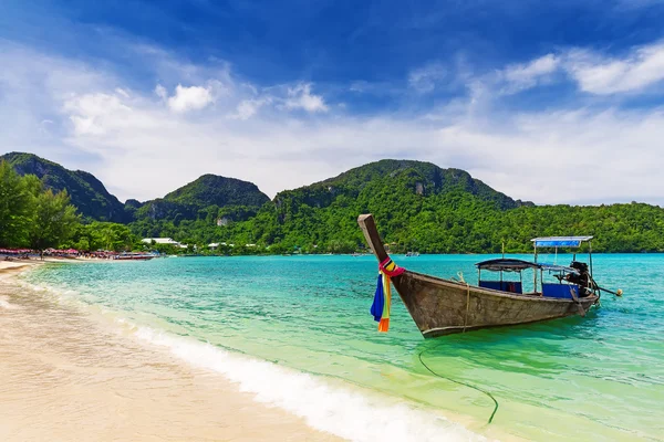 Barco de cauda longa na praia tropical, Krabi, Tailândia — Fotografia de Stock