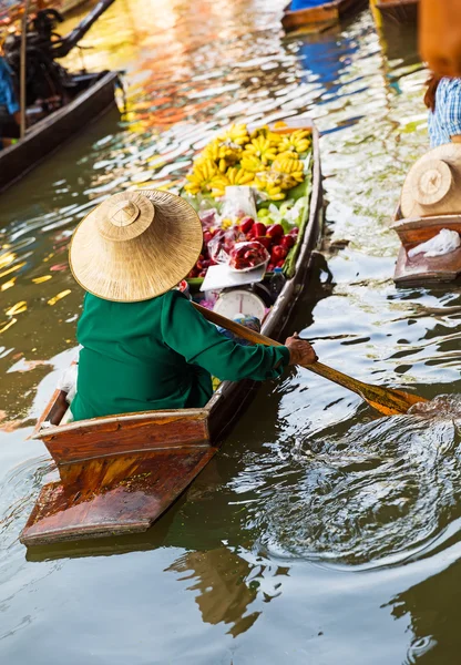 Traditional floating market in Damnoen Saduak — Stock Photo, Image