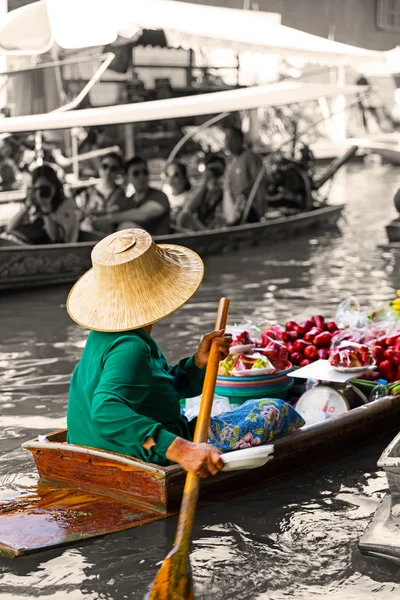 Mercado flotante tradicional en Damnoen Saduak cerca de Bangkok . —  Fotos de Stock