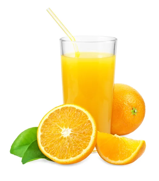 Jugo de naranja y naranjas con hojas —  Fotos de Stock