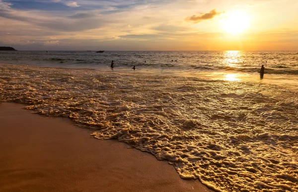 Schöner Sonnenuntergang am Strand — Stockfoto