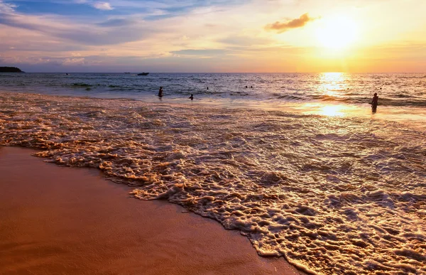 Magnifique coucher de soleil sur la plage — Photo