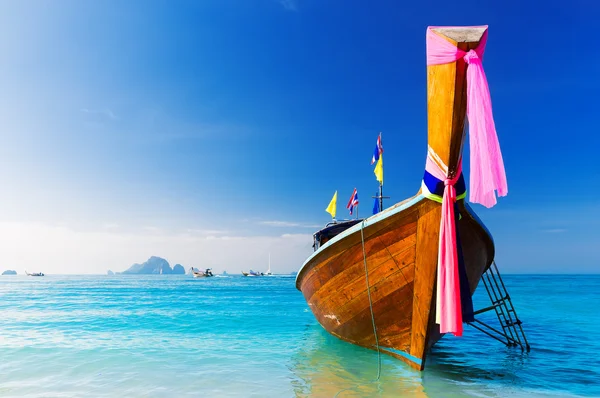 Long boat and tropical beach, Andaman Sea, Thailand — Stock Photo, Image