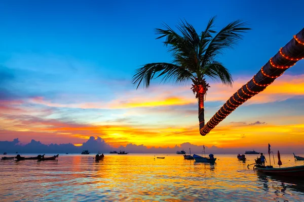 ดวงอาทิตย์ตกที่สวยงามบนชายหาด เกาะเต่า ประเทศไทย — ภาพถ่ายสต็อก