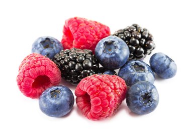 Beyaz bir arka plan üzerinde taze olgun berry