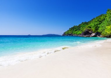 tropikal beyaz kum plaj arainst mavi gökyüzü. similan Adaları, tha