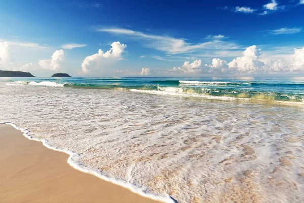 Wunderschönes Meer. Karon Beach, Phuket, Thailand. Asien — Stockfoto