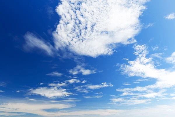 Яркое красивое голубое небо с облаками, как фон — стоковое фото