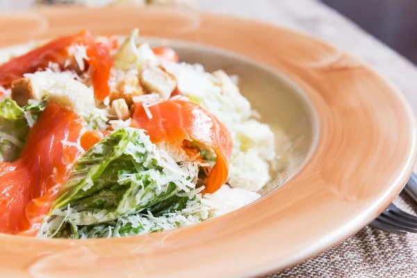 Caesarsallad med lax — Stockfoto