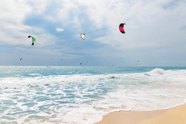 Kitesurf em ondas — Fotografia de Stock