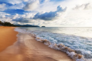 Güzel deniz. Karon beach, Phuket, Tayland. Asya