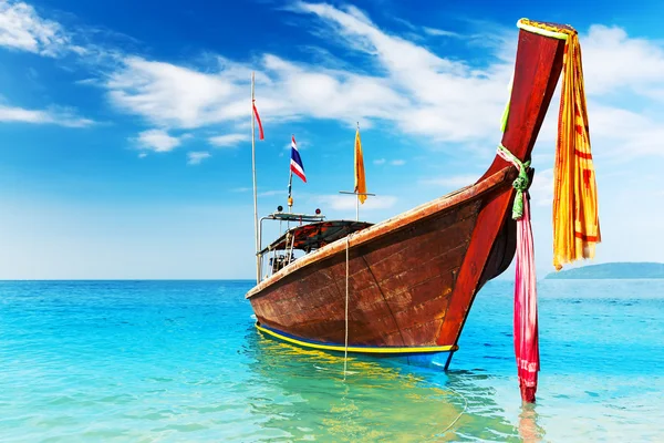 Long boat and tropical beach, Andaman Sea, Thailand — Stock Photo, Image
