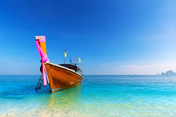 Langes Boot und tropischer Strand, andaman Meer, Thailand — Stockfoto