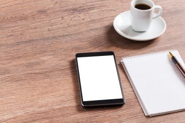Defter kalem, akıllı telefon ve kahve fincanı ile 