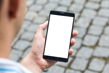 Cep telefonunu açık kullanan adam