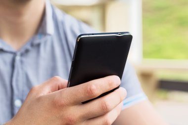 Cep telefonunu açık kullanan adam