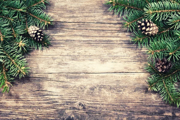 Рождественская елка на деревянном фоне — стоковое фото
