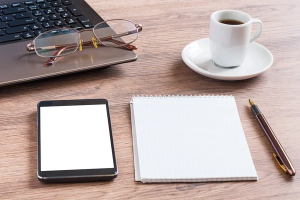 Notebook s brýlemi, tužka, chytrý telefon a šálek kávy — Stock fotografie