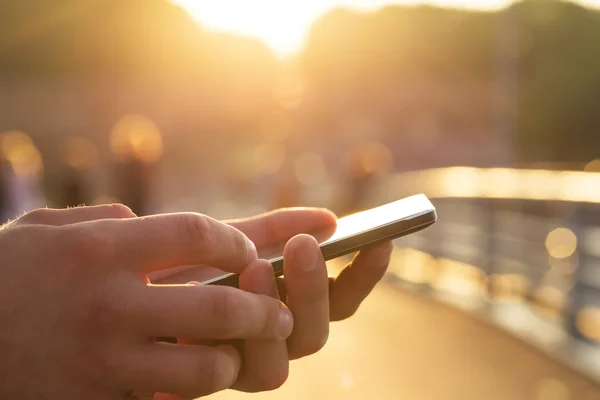 Hombre usando su teléfono móvil al aire libre —  Fotos de Stock