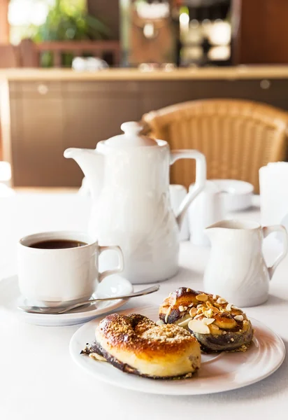 Śniadanie z ciasta i kawy — Zdjęcie stockowe