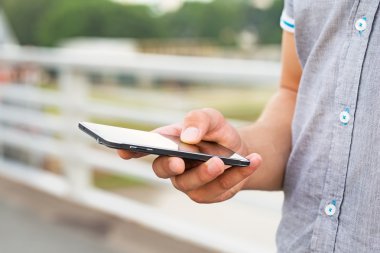 Cep telefonunu açık kullanan adam