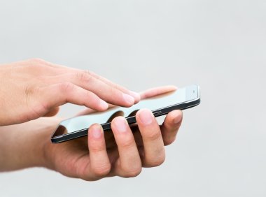 Cep telefonunu açık kullanan adam