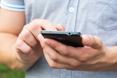 Cep telefonunu açık kullanan adam