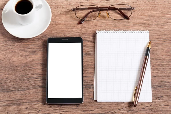 Notebook z pióra, silny telefon i filiżanka kawy — Zdjęcie stockowe