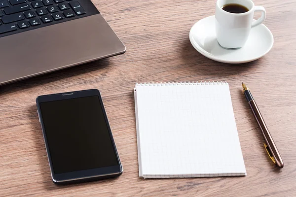 Caderno com óculos, lápis, telefone inteligente e xícara de café — Fotografia de Stock