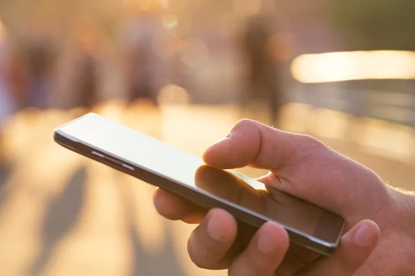 Man using his Mobile Phone outdoor — Stock Photo, Image