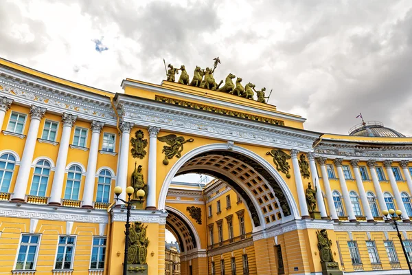 Arco triunfal del edificio del Estado Mayor en San Petersburgo, Russ — Foto de Stock