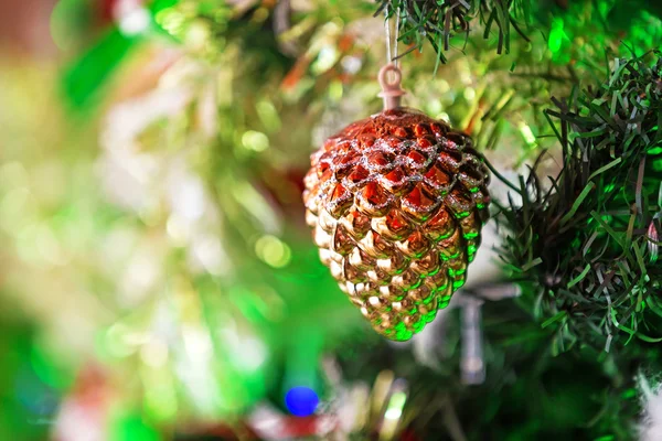 Urlaub Hintergrund mit Weihnachtskugel — Stockfoto