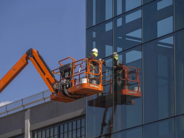 Window installer on a commercial building — Stock Photo, Image