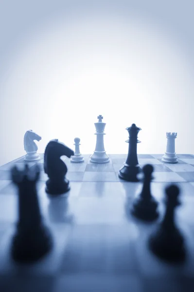 Šachové figurky na palubě — Stock fotografie