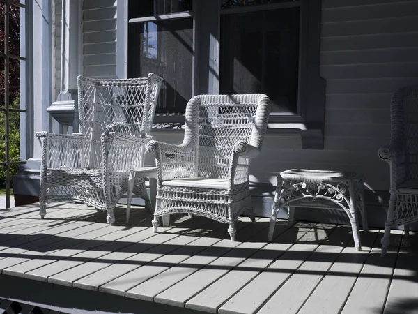 Rottingmöbler på en veranda — Stockfoto