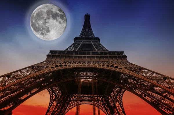 Torre Eiffel y luna —  Fotos de Stock