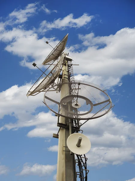 Telekommunikationsschüsseln Antennenturm — Stockfoto