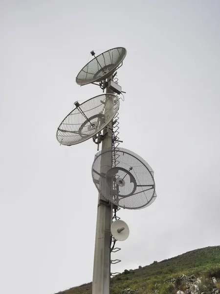 Pratos de telecomunicações antena torre — Fotografia de Stock