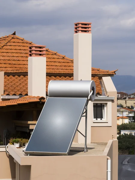 Солнечный водонагреватель на крыше дома — стоковое фото